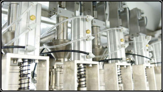 1-4L 21 Bpm Pieniąca się maszyna do napełniania płynów Półautomatyczna maszyna do napełniania butelek 2,0 kW