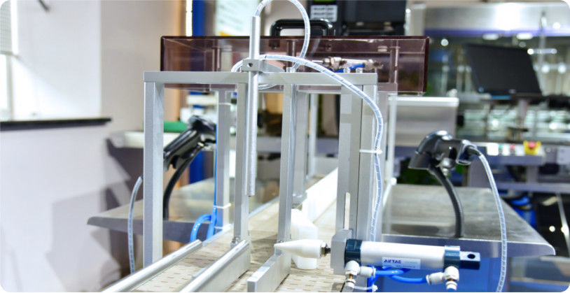 Automatyczna napełniarka do płynów chemicznych z systemem sterowania PLC i wieloma dyszami napełniającymi do operacji napełniania