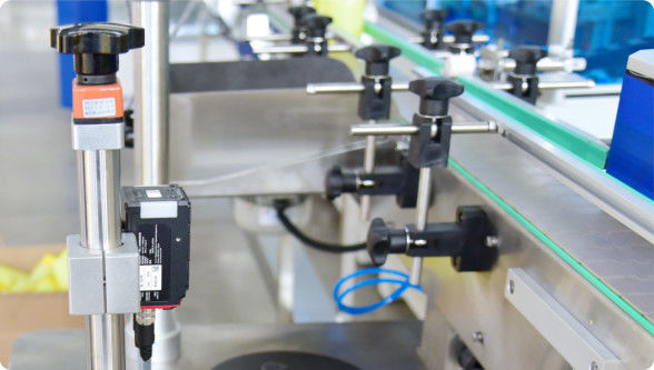 Maszyna do dystrybucji płynu z wieloma dyszami do napełniania, dostosowana do potrzeb, zaprojektowana do płynnego zintegrowania z zautomatyzowanymi systemami produkcji