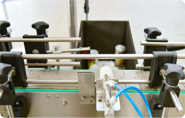 Maszyna do napełniania chemicznymi cieczami o zmiennej objętości, z opcjami dostosowywania, oferująca wysoką dokładność napełniania do pakowania cieczy